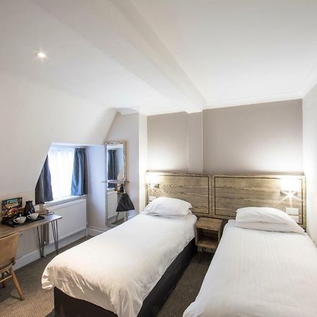 Half Moon, Sherborne By Marston'S Inns Bagian luar foto