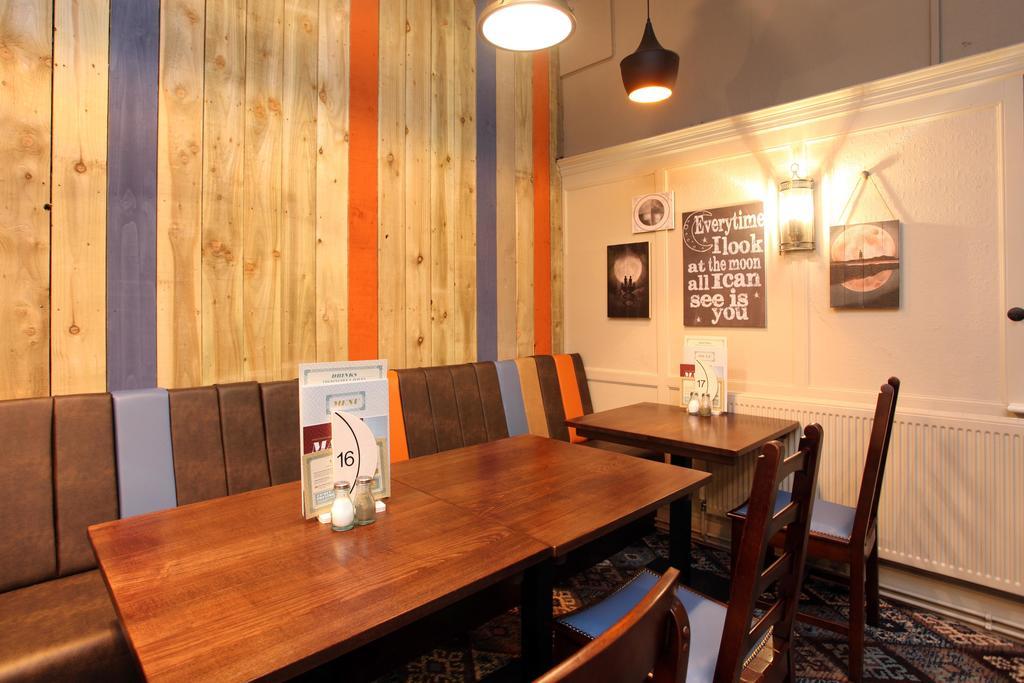 Half Moon, Sherborne By Marston'S Inns Bagian luar foto