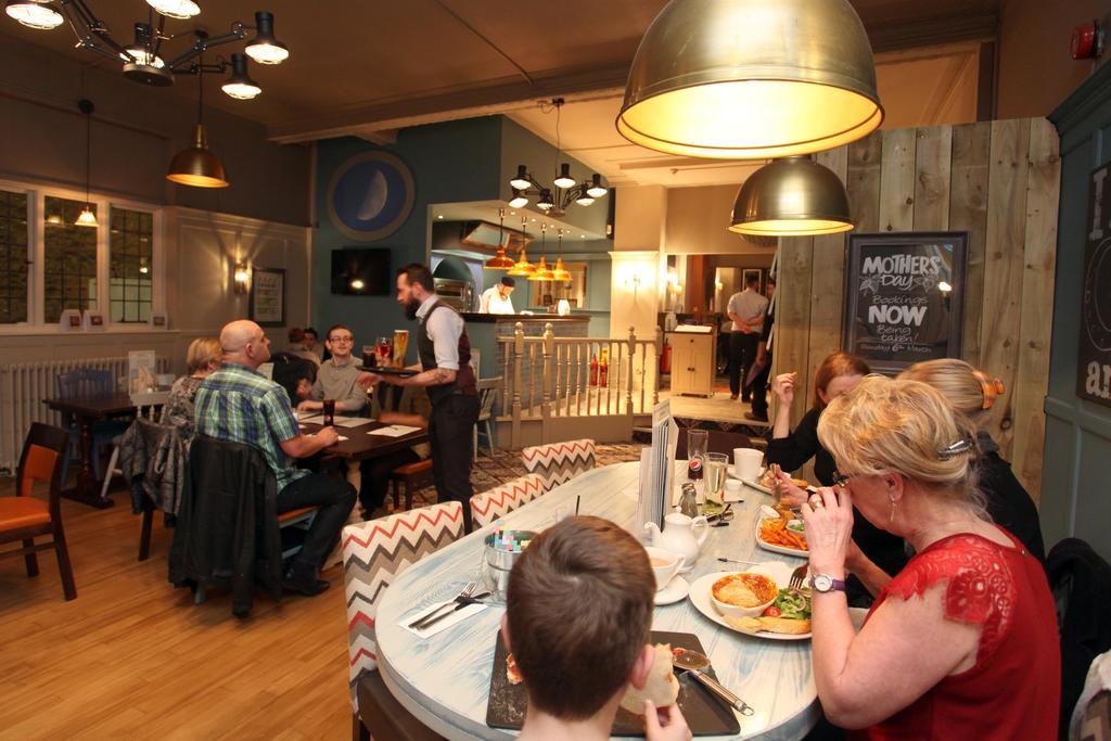 Half Moon, Sherborne By Marston'S Inns Bagian luar foto