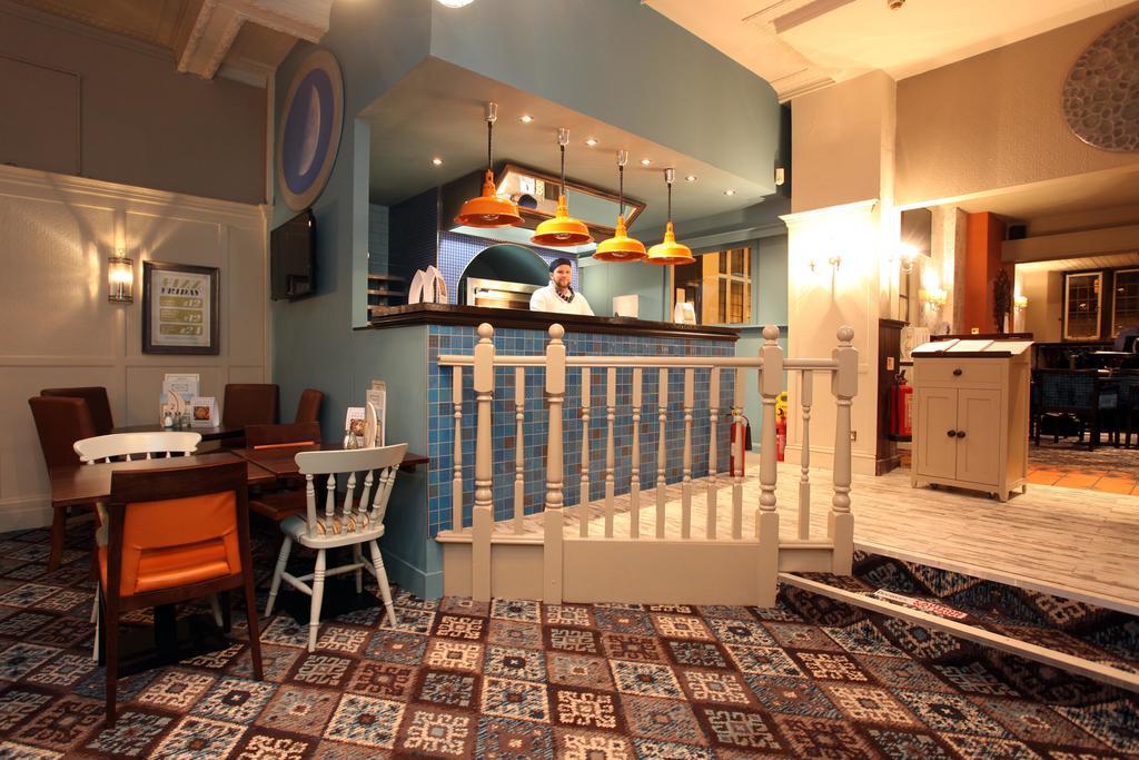 Half Moon, Sherborne By Marston'S Inns Bagian luar foto
