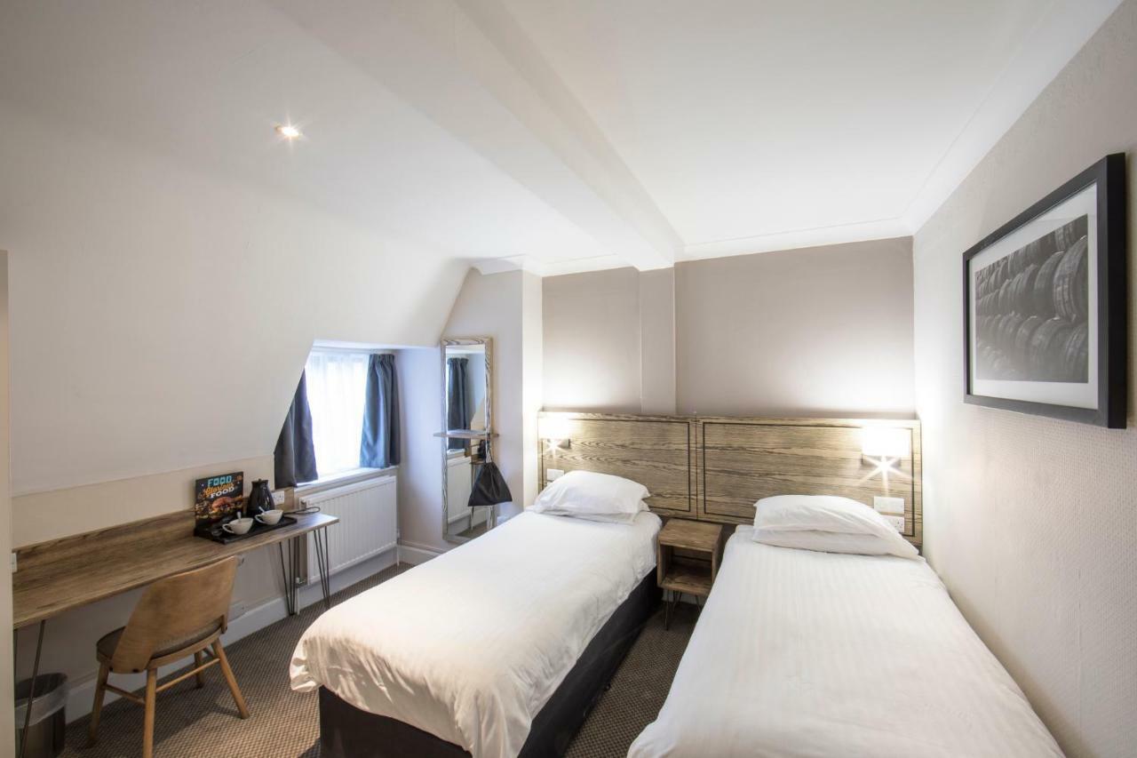 Half Moon, Sherborne By Marston'S Inns Bagian luar foto