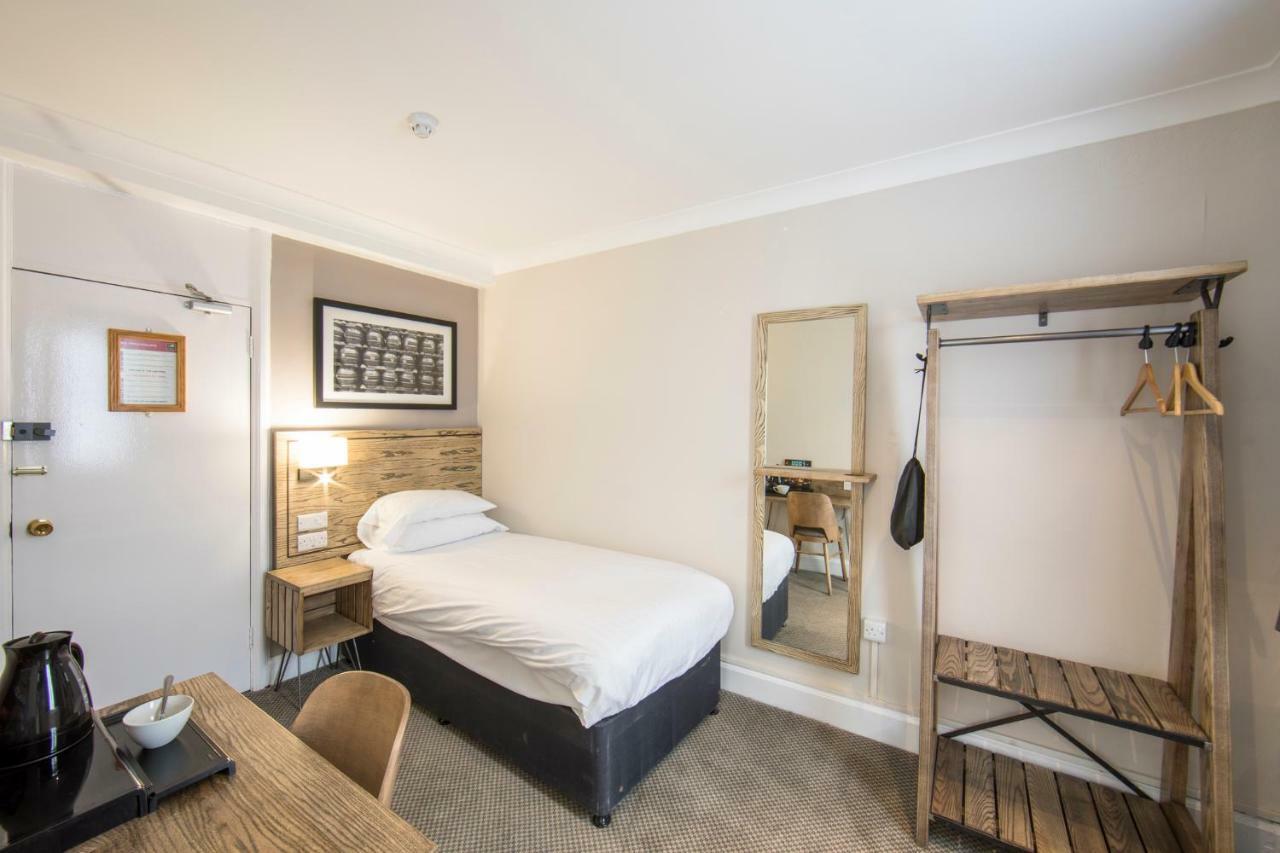 Half Moon, Sherborne By Marston'S Inns Bagian luar foto