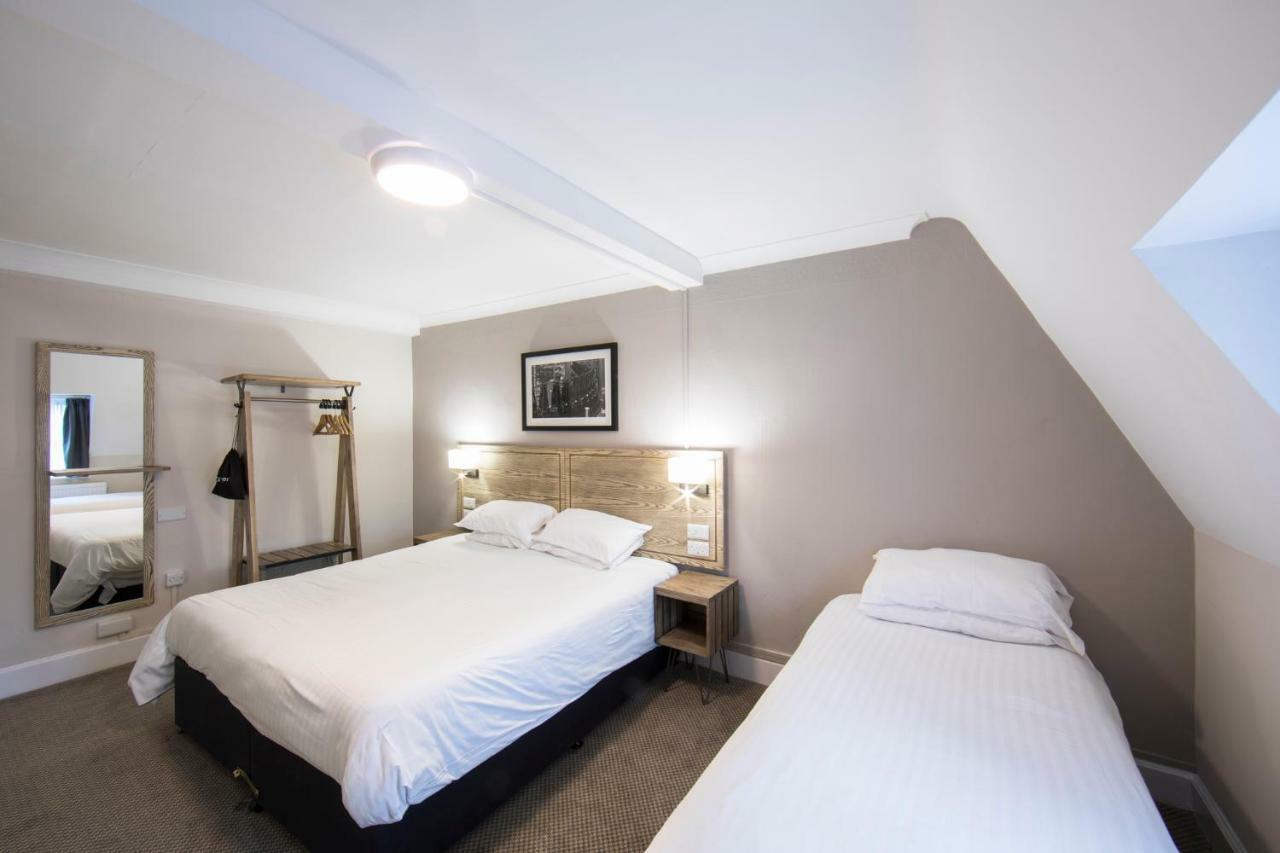 Half Moon, Sherborne By Marston'S Inns Bagian luar foto