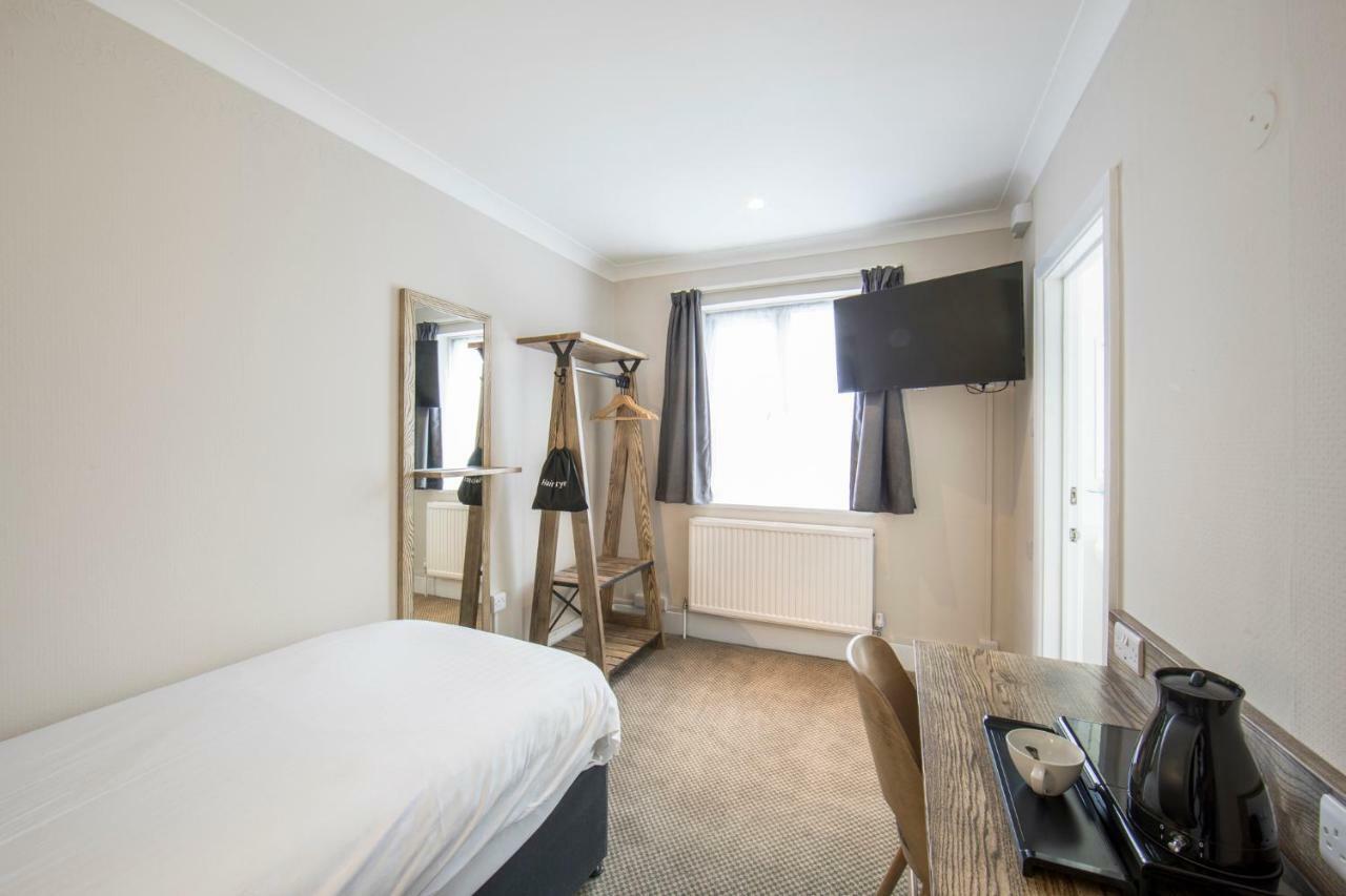 Half Moon, Sherborne By Marston'S Inns Bagian luar foto