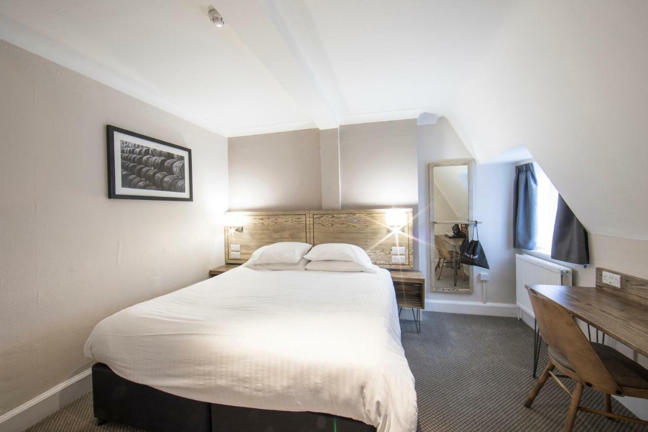 Half Moon, Sherborne By Marston'S Inns Bagian luar foto